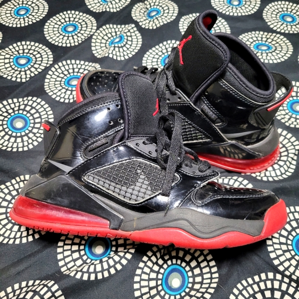 Air Jordan Mars 270, Youth 4.5, black and red